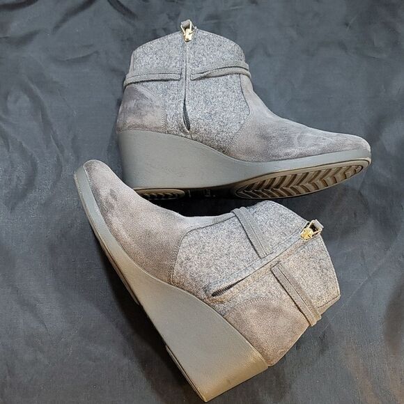 CROCS LEIGH SUEDE MIX WOMEN'S BOOTIE - Picture 10 of 14